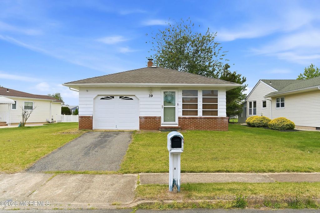 39 Corinth Place, Toms River