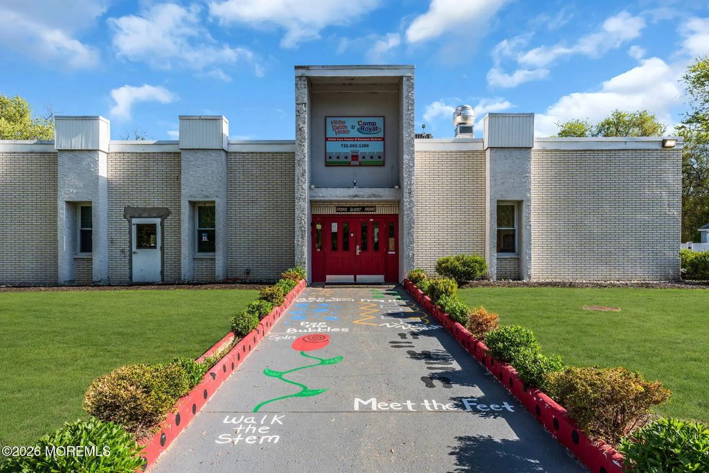 321 W Farms Road, Farmingdale