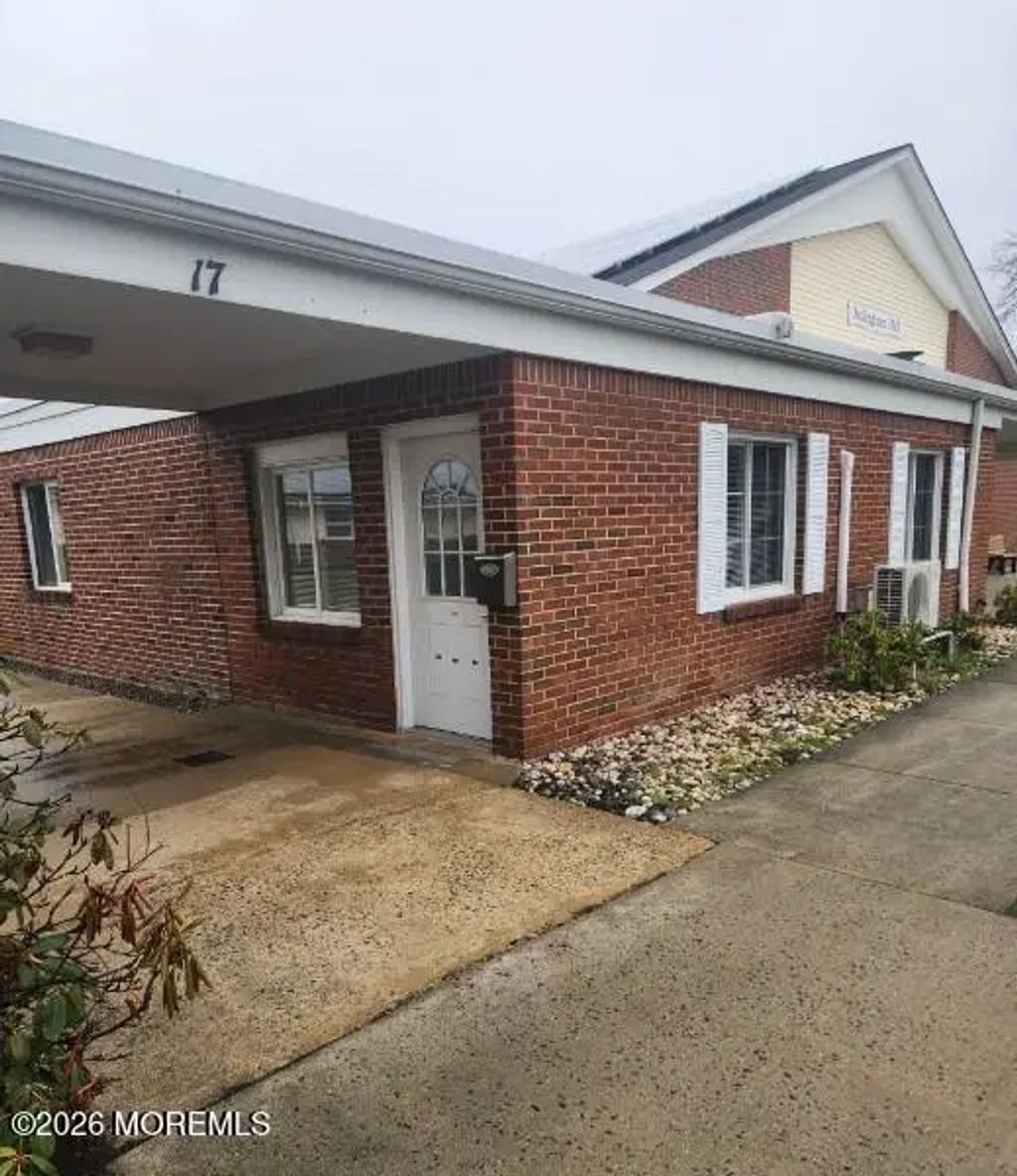 17 Buckingham Drive, Lakewood