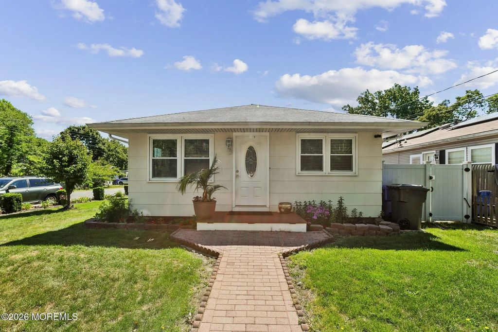 525 Jackson Avenue, Brick