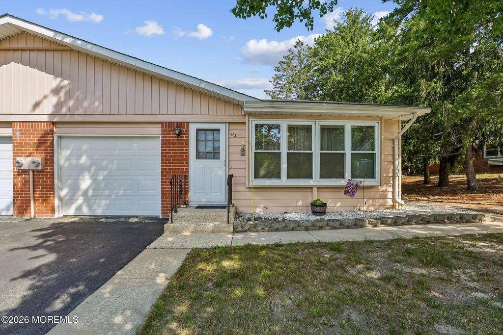 11 B Moccasin Drive, Whiting