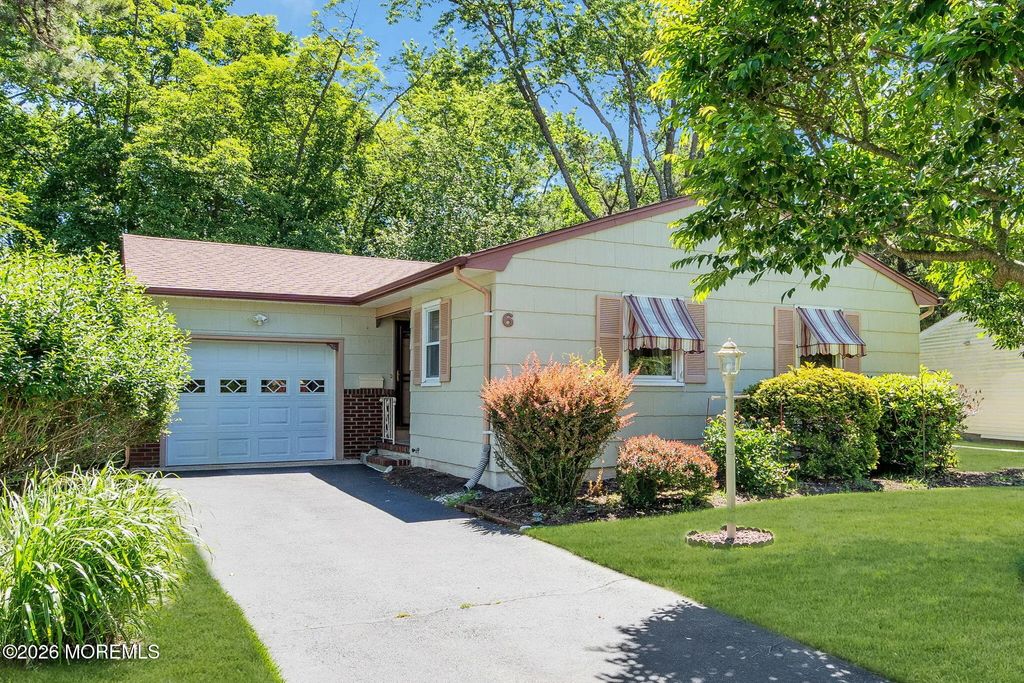 6 Woodbury Court, Toms River