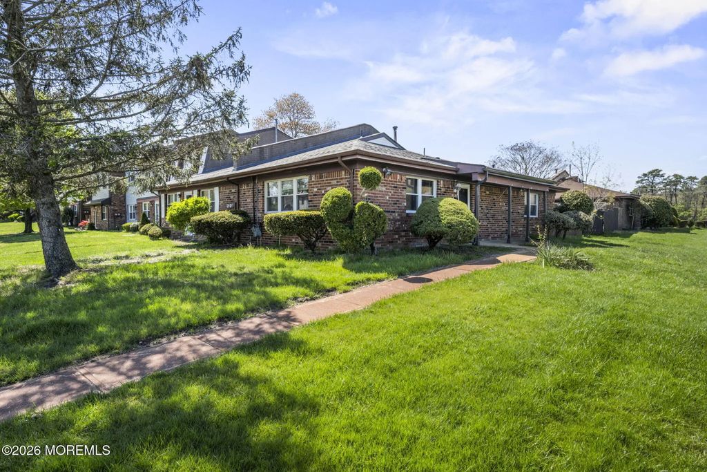 70 Greenwood Loop Road 70, Brick