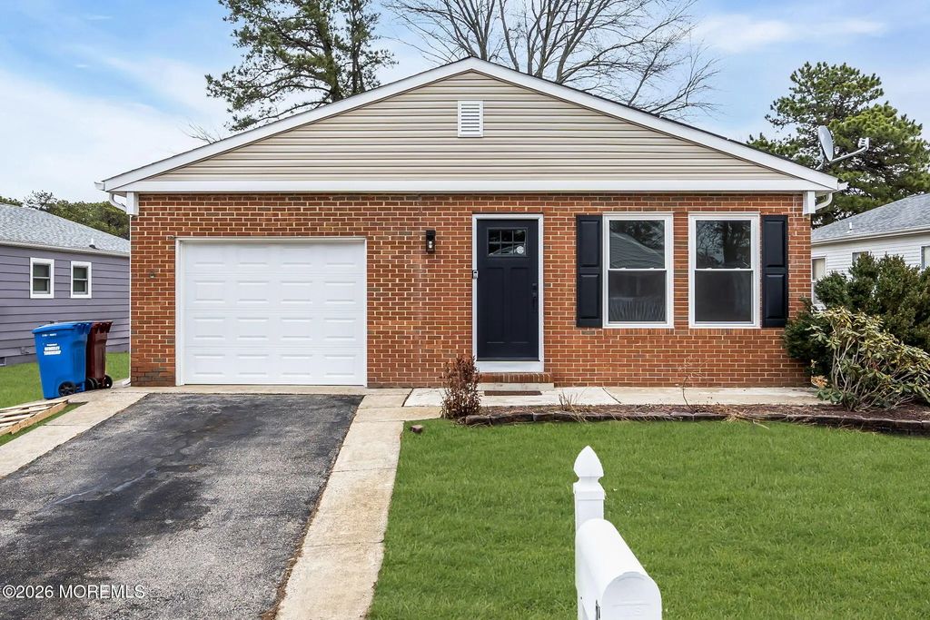 15 Roxton Place, Toms River