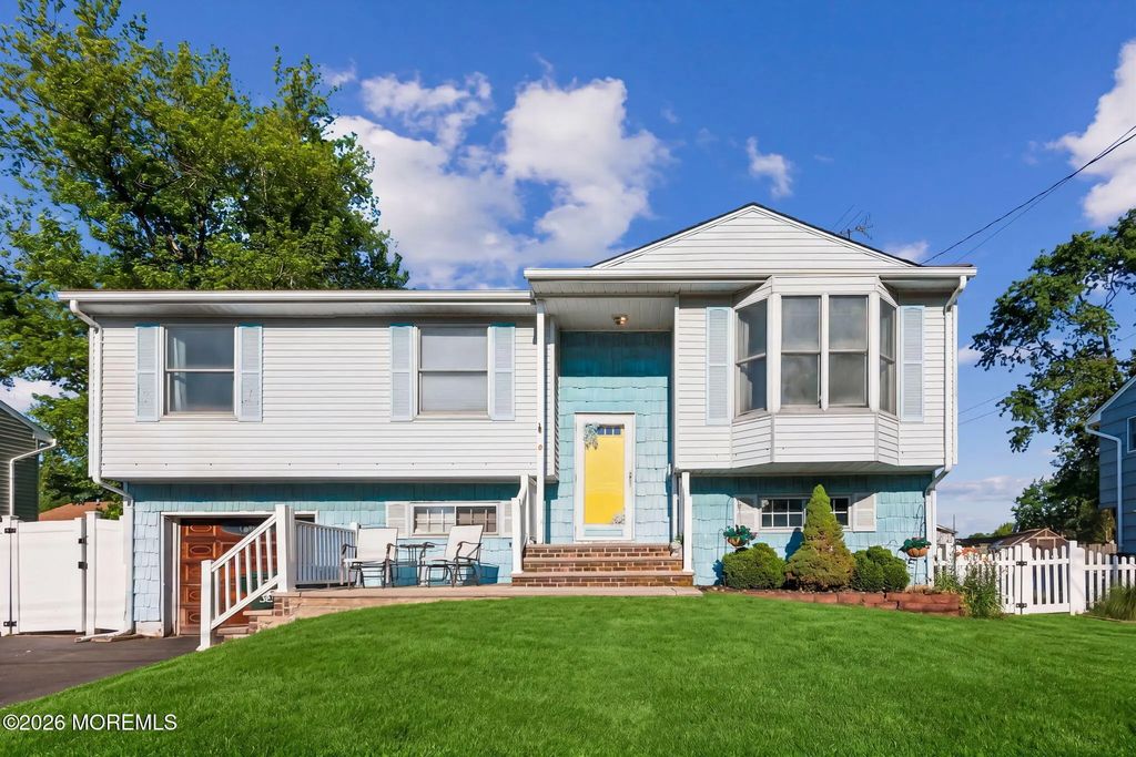 8 Lake Avenue, Hazlet