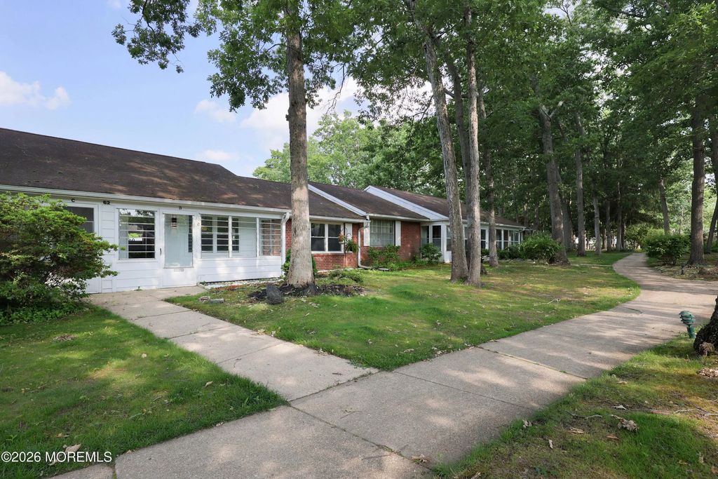 62d Buckingham Drive, Lakewood