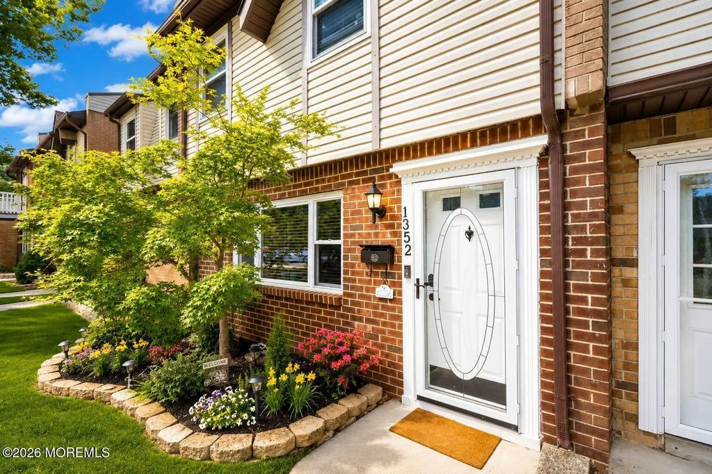 1352 Isabella Court, Brick