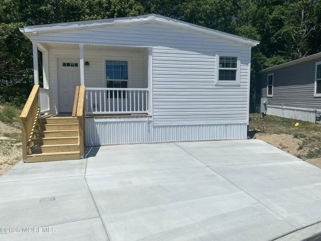 17 Maple Tree Court, Manahawkin