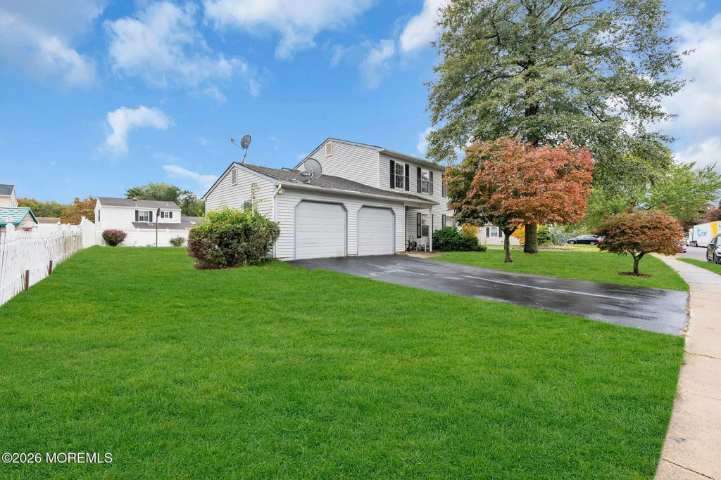 9 Starlight Road, Howell
