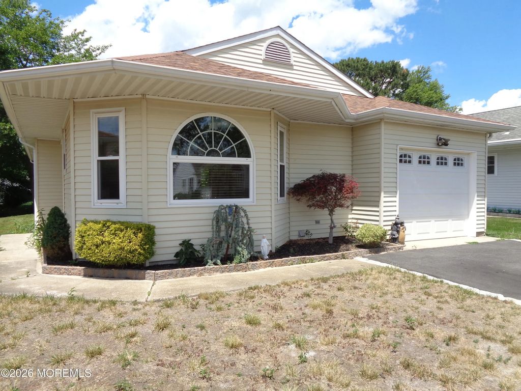 30 Oakengates Drive, Toms River