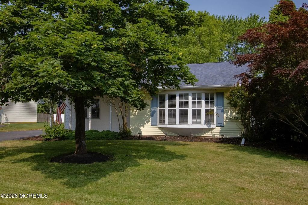49 Williamsburg Drive, Tinton Falls