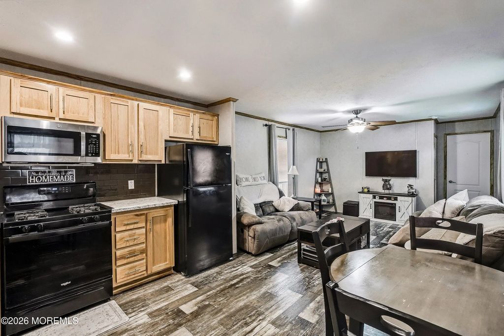 32 Bayshore Mobile Mnr, Hazlet