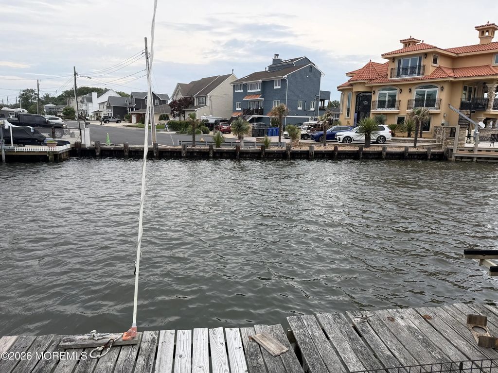 242 Bay Stream Drive, Toms River