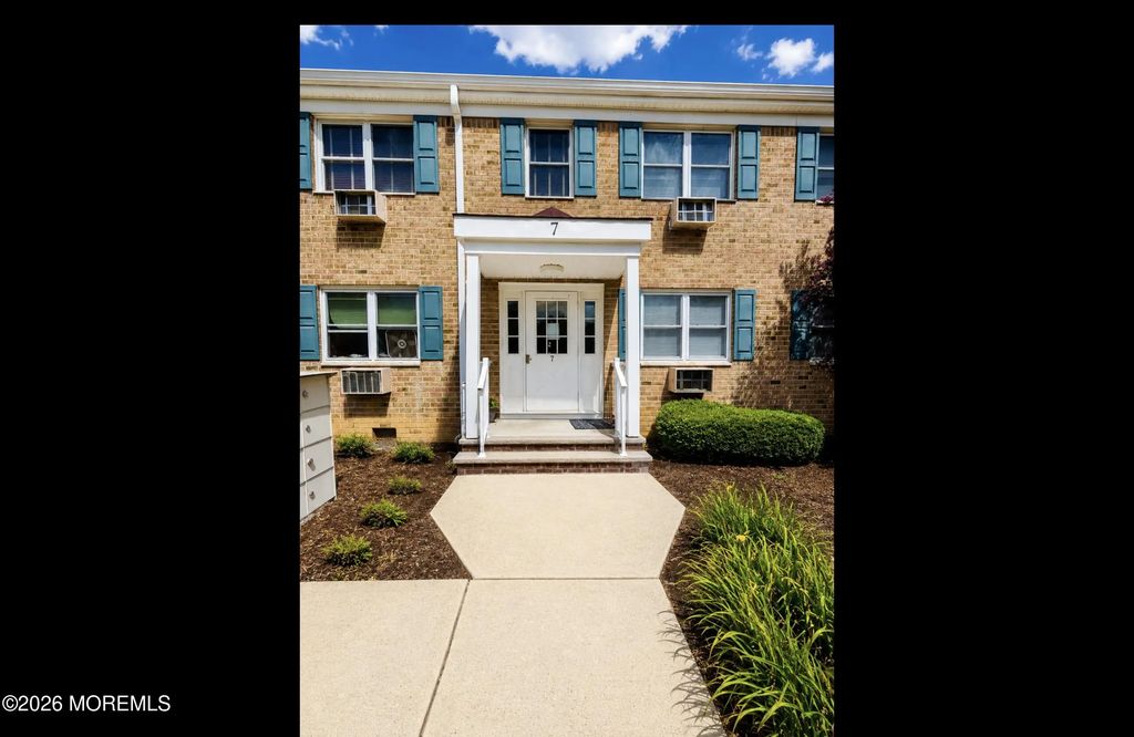 4 Windsor Terrace B, Freehold