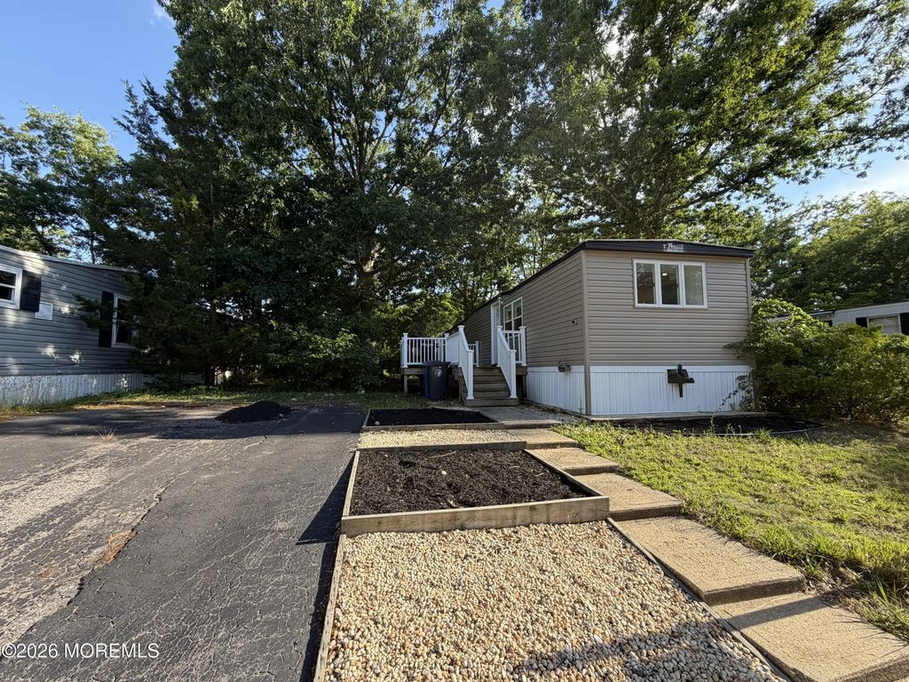 66 Roberts Road, Toms River