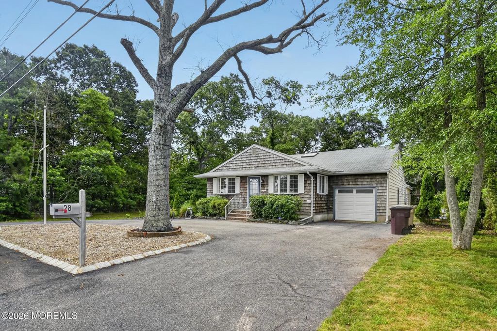 28 Cedar Street, Bayville