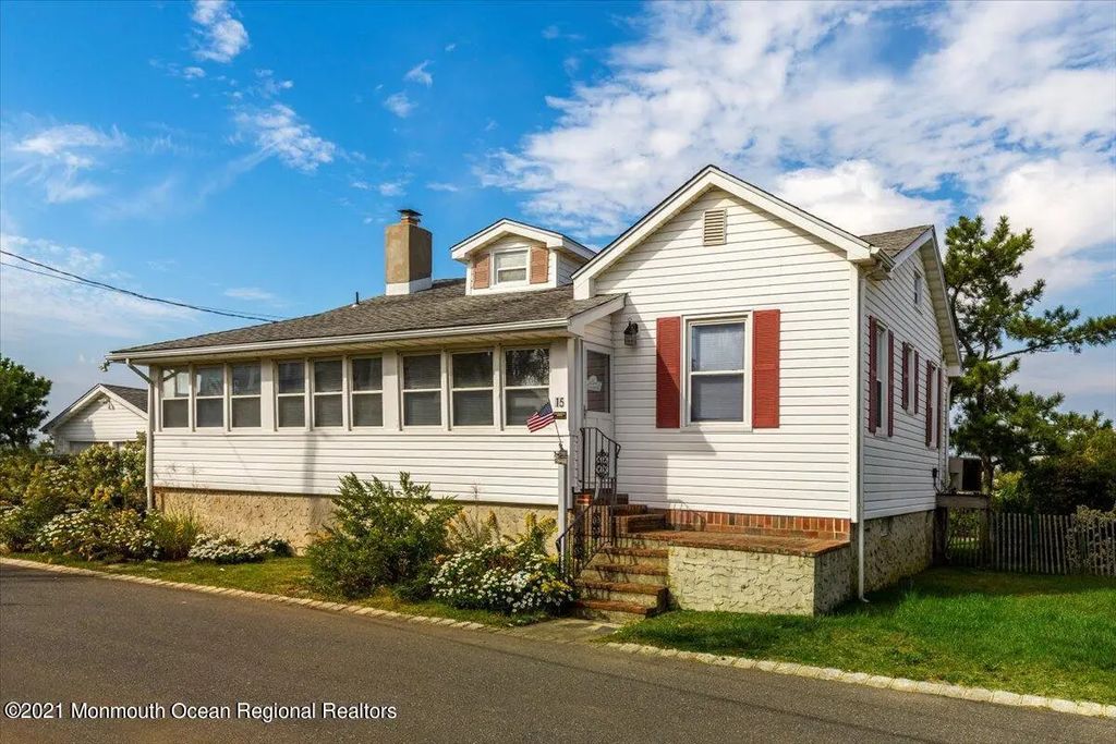 15 Riverview Road, Monmouth Beach