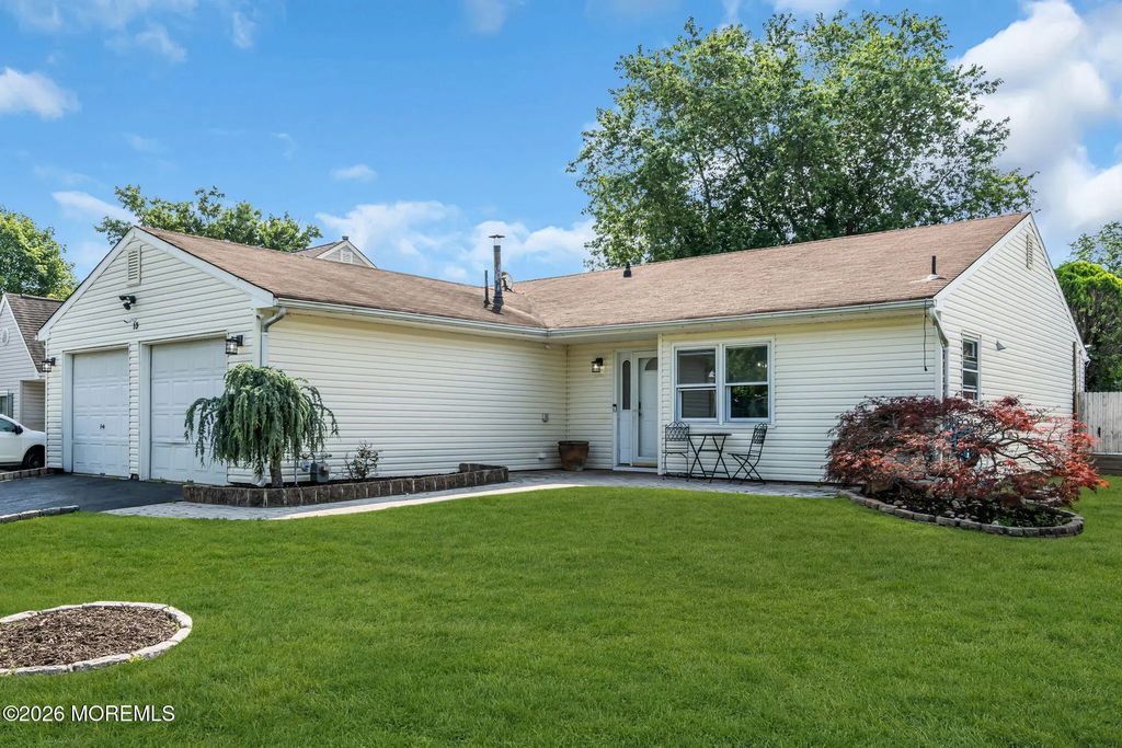 13 Scenic Drive, Freehold