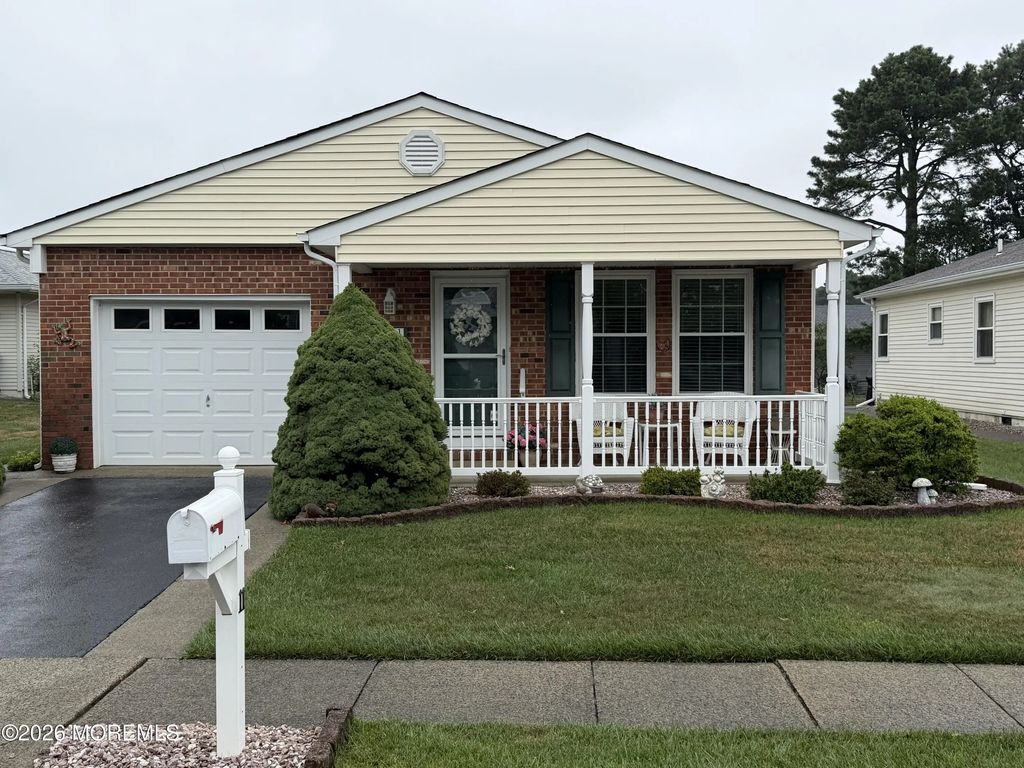 11 Saint Tropez Court, Toms River