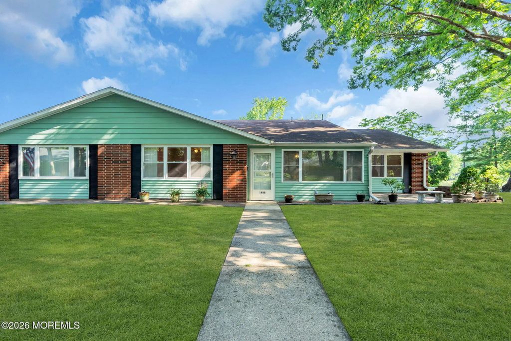 188b Sterling Court, Lakewood