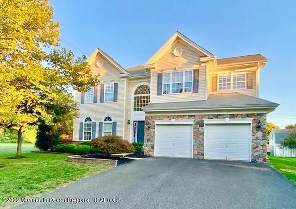 24 Skurka Court, Sayreville
