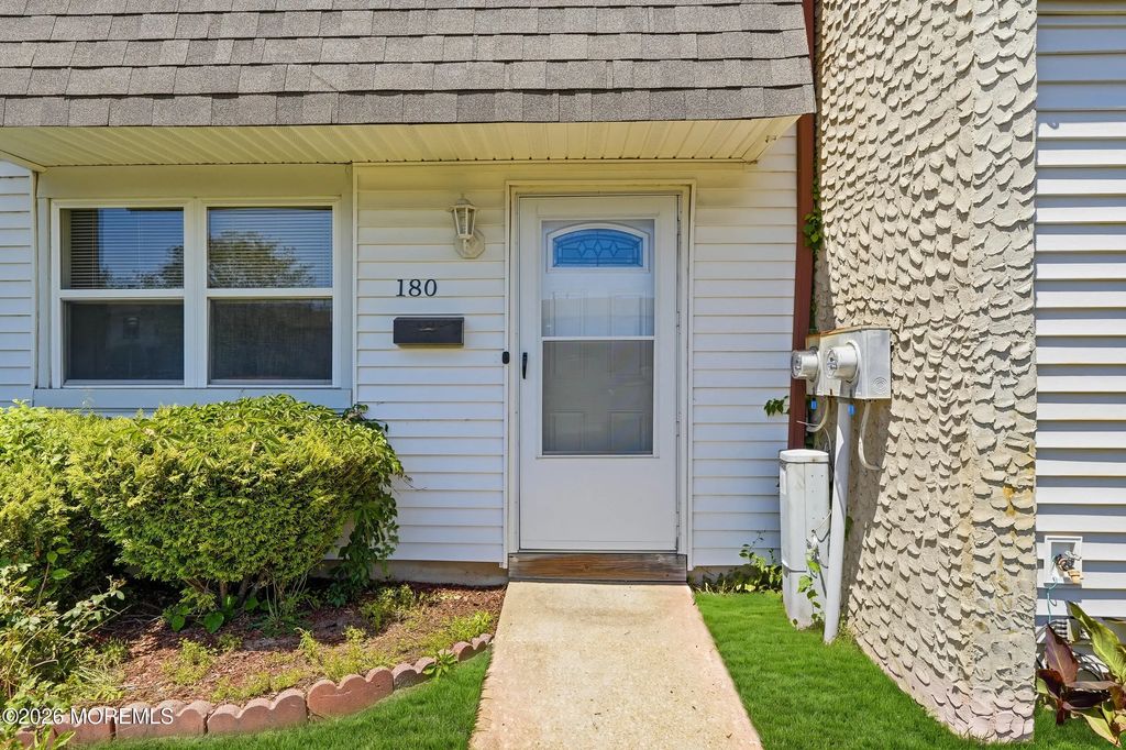 180 Greenwood Loop Road, Brick