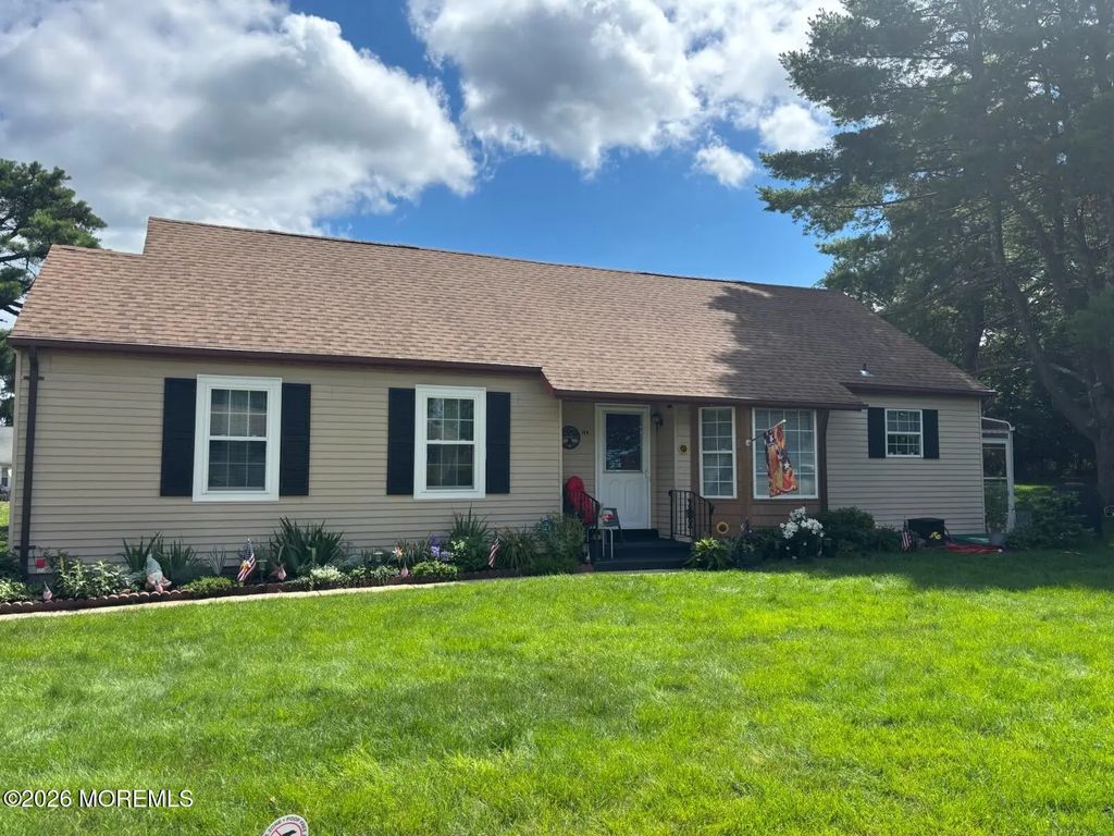 11 Amesbury Road E, Whiting