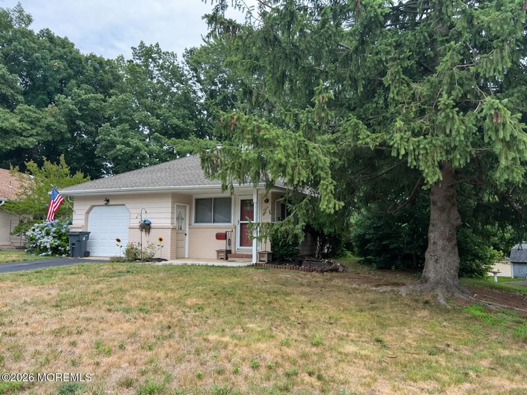 28 Mount Rainier Drive, Toms River
