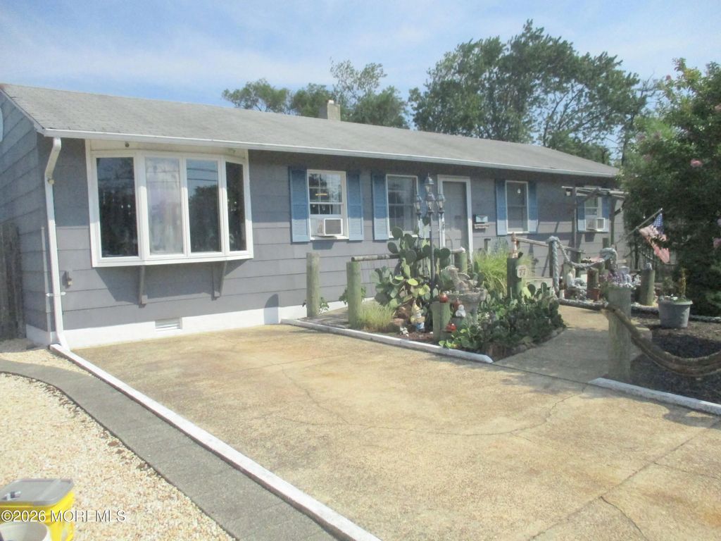 77 Lakeland Drive, Brick
