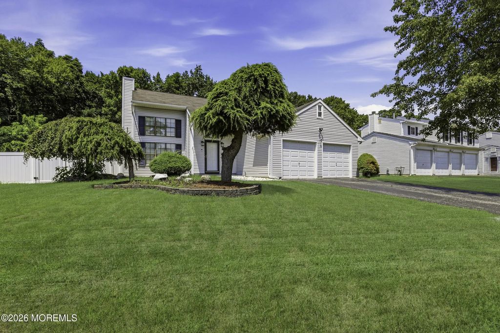 8 Snowdrift Lane, Howell