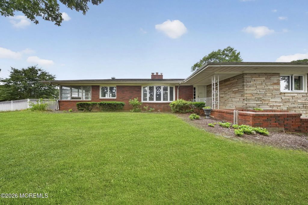 864 Breezy Oaks Drive, Toms River