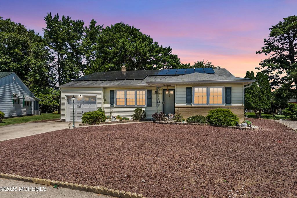 113 Edgewater Court, Toms River