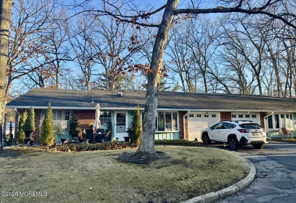 5b Buckingham Drive, Lakewood