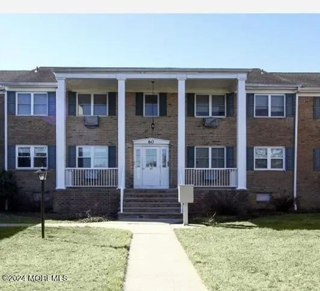 60 Manchester Court E, Freehold