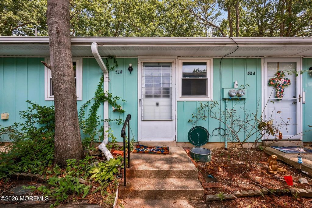 52 Cambridge Court B, Lakewood