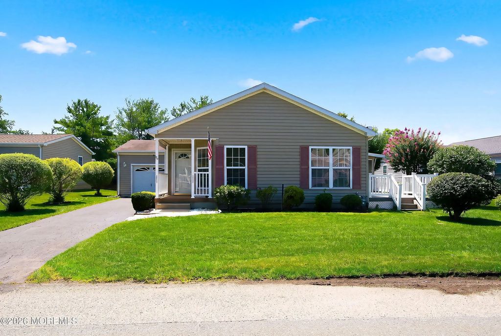 25 Fort Lee Drive, Manahawkin