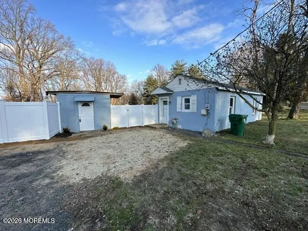37 School Road E, Marlboro
