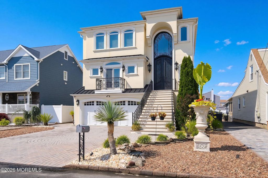 14 Lagoon Drive W, Toms River