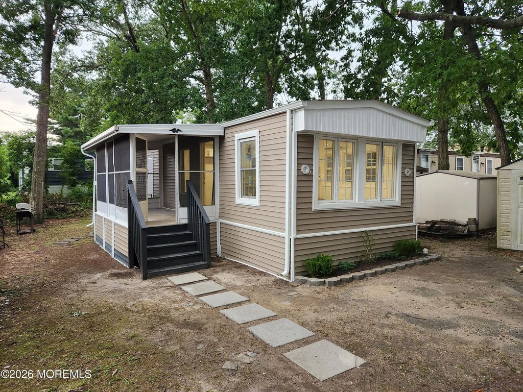 17 Pinewood Trail, Brick
