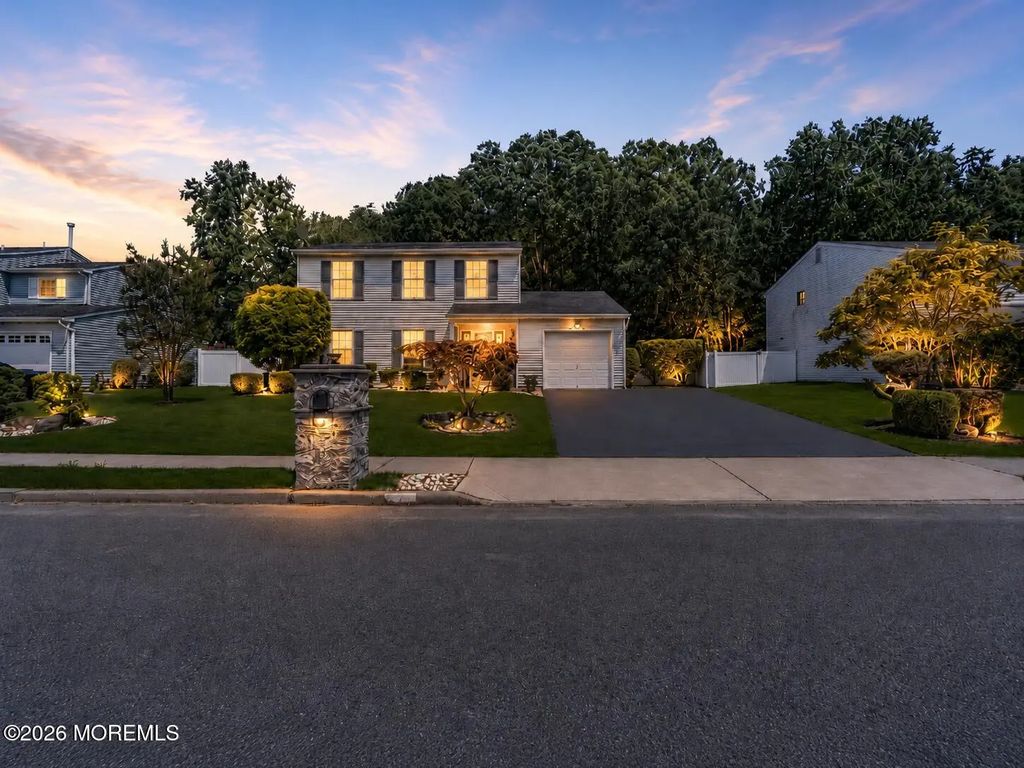 8 Honeysuckle Way, Howell