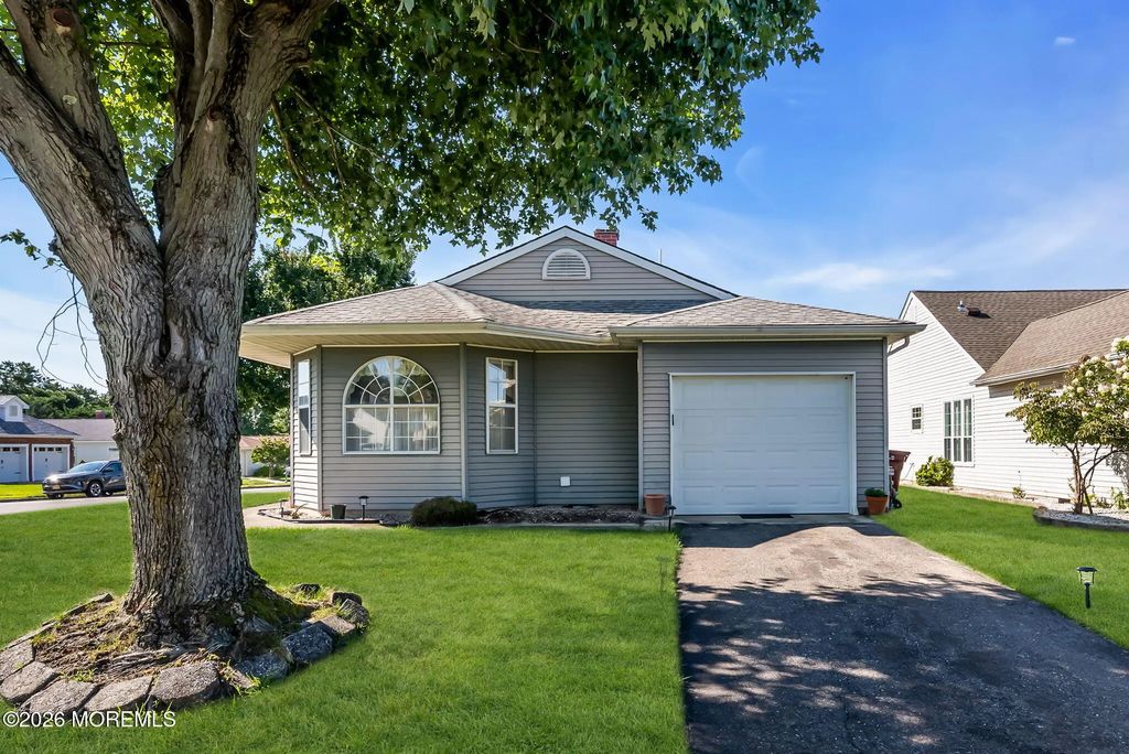 18 Prince Charles Drive, Toms River