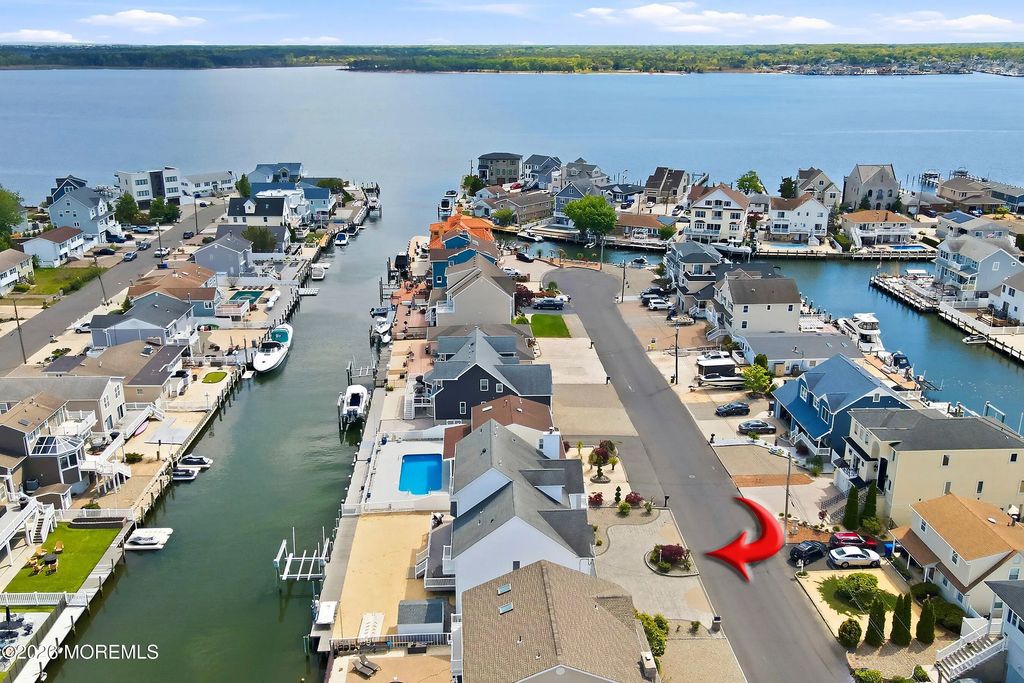 17 Lagoon Drive W, Toms River