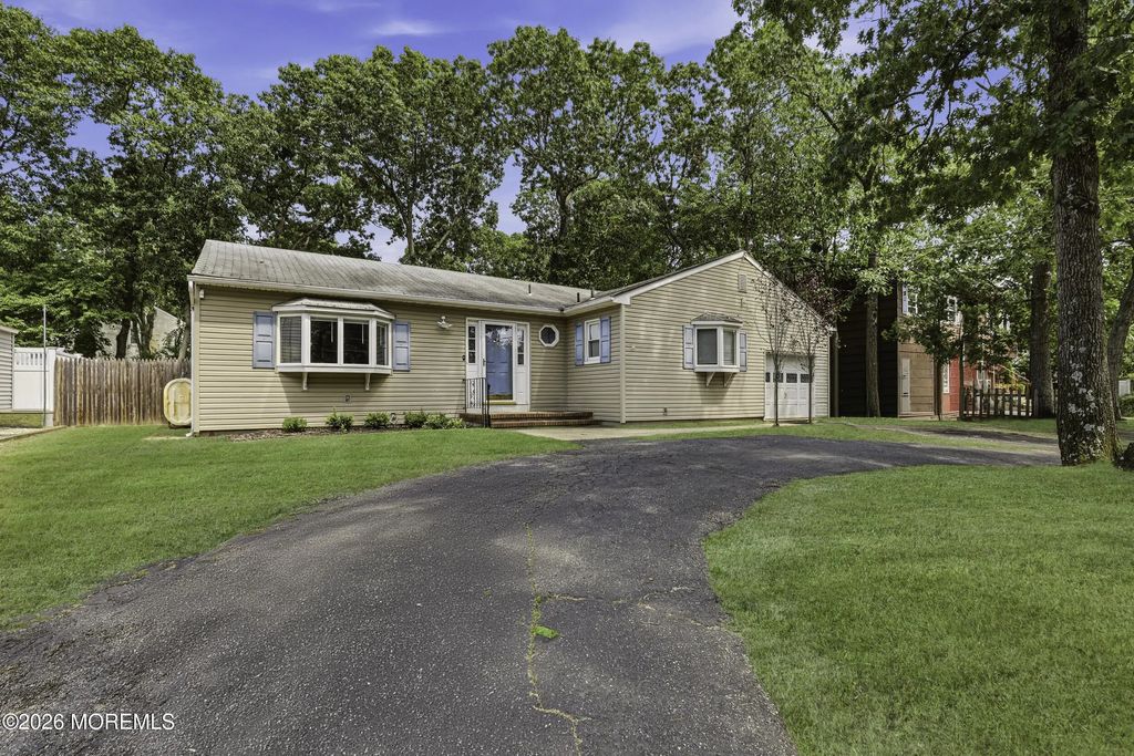 1600 Burrsville Road, Brick
