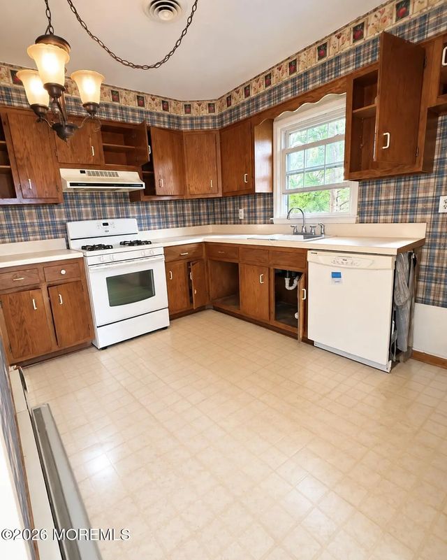 16 Edinburgh Drive, Toms River