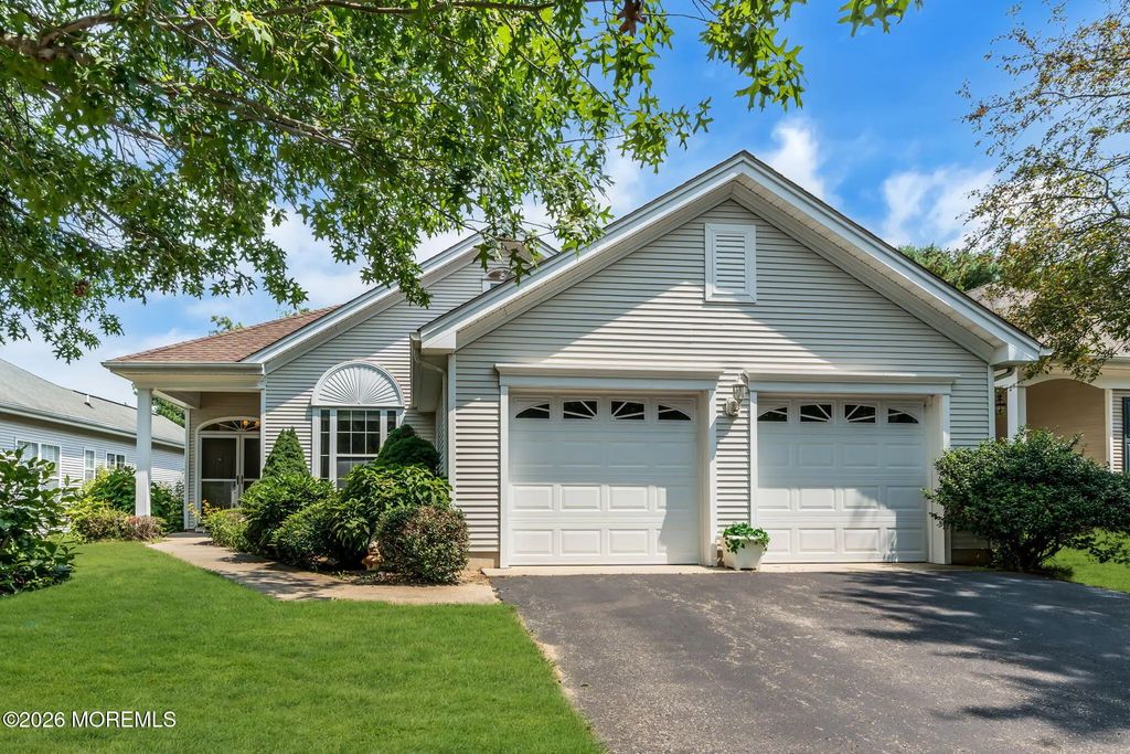 16 Bellflower Drive, Lakewood