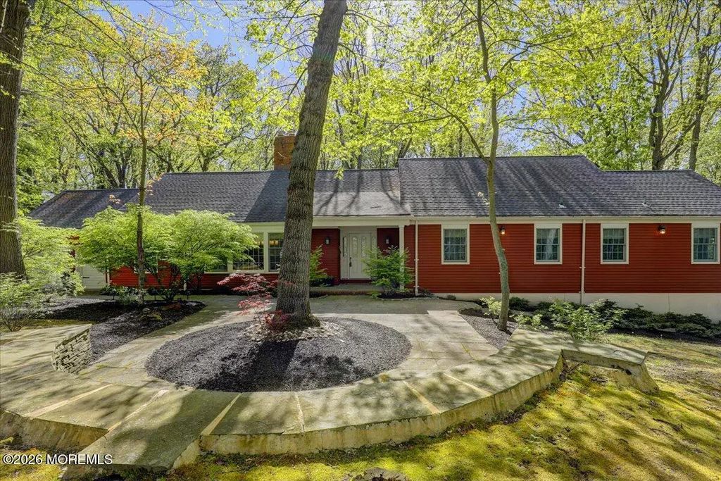 6 Twin Brooks Court, Holmdel