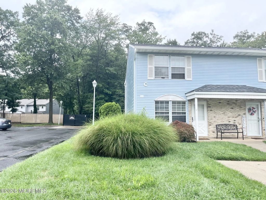 82 Cliffwood Avenue W 17, Cliffwood