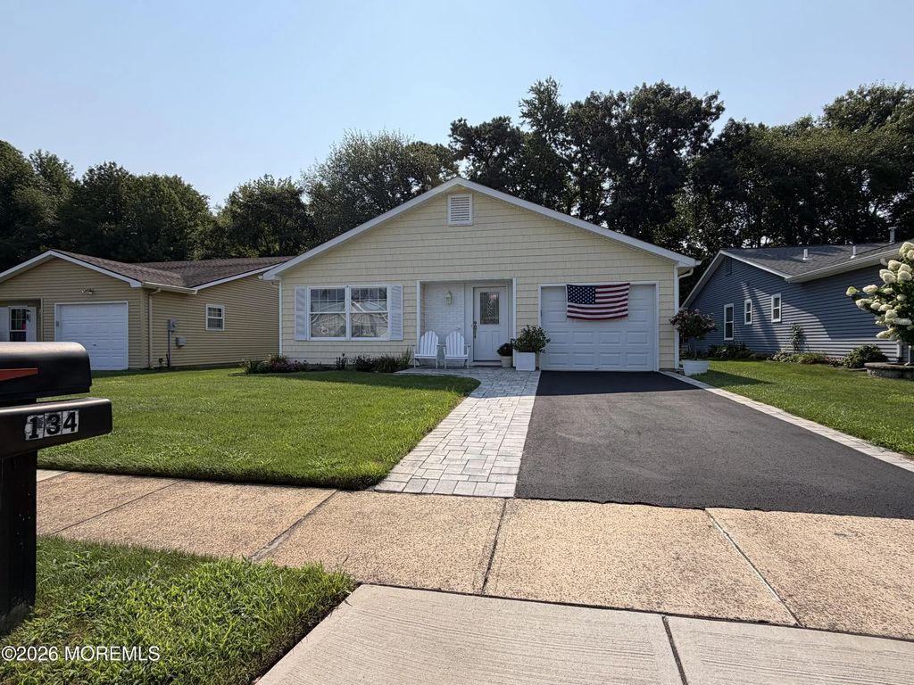 134 Everest Drive S, Brick