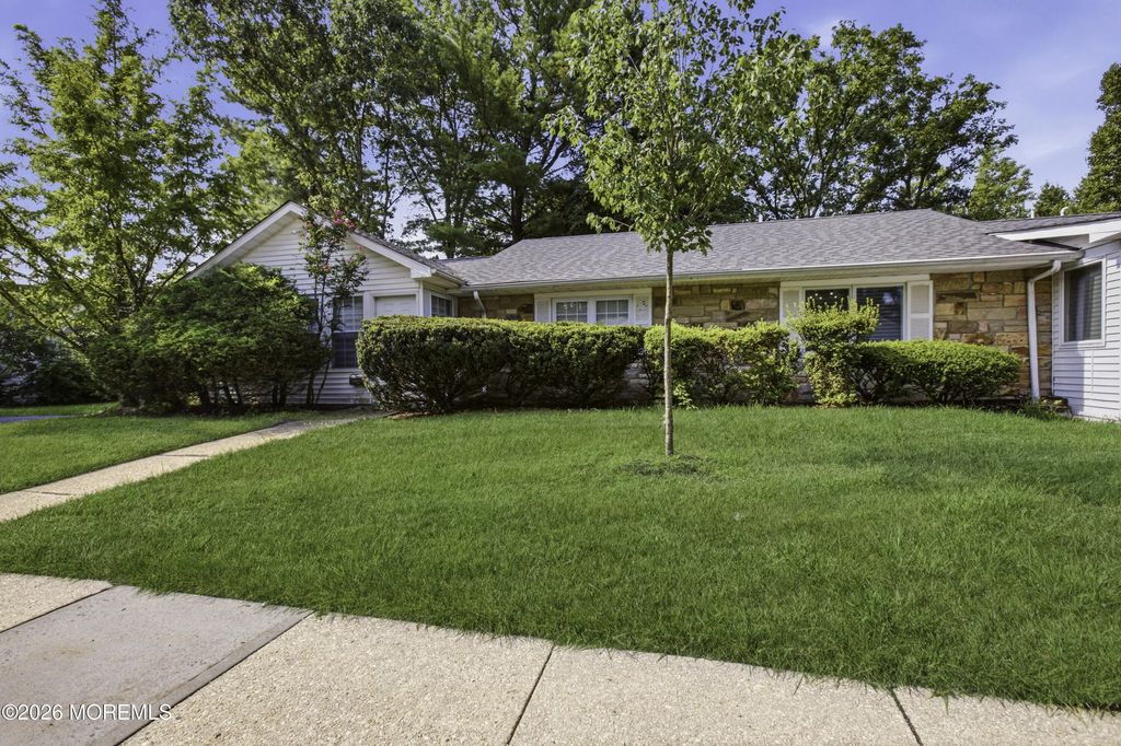 6a Carnation Drive, Lakewood