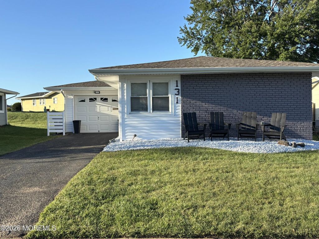 131 Central Boulevard, Brick